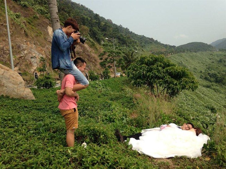 每张浪漫婚纱照背后都有一个拼命的摄影师